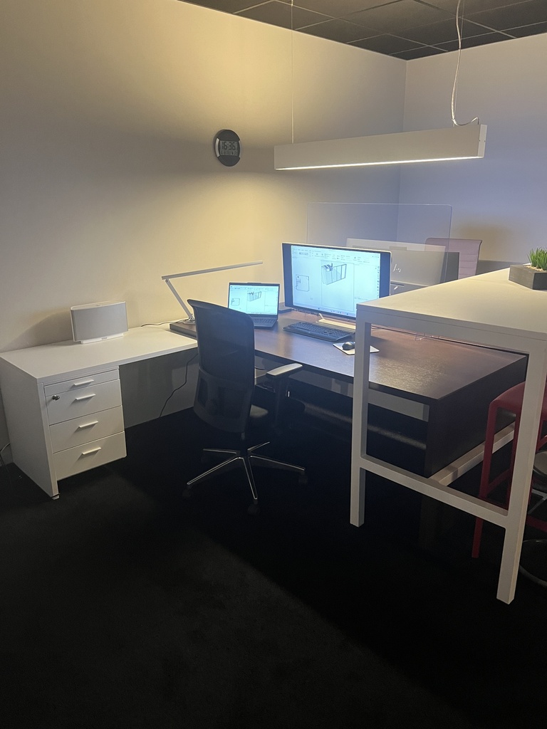 Dubbele bureau-opstelling met 2 bureaustoelen + statafel met 3 barstoelen