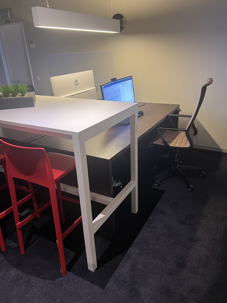 Dubbele bureau-opstelling met 2 bureaustoelen + statafel met 3 barstoelen