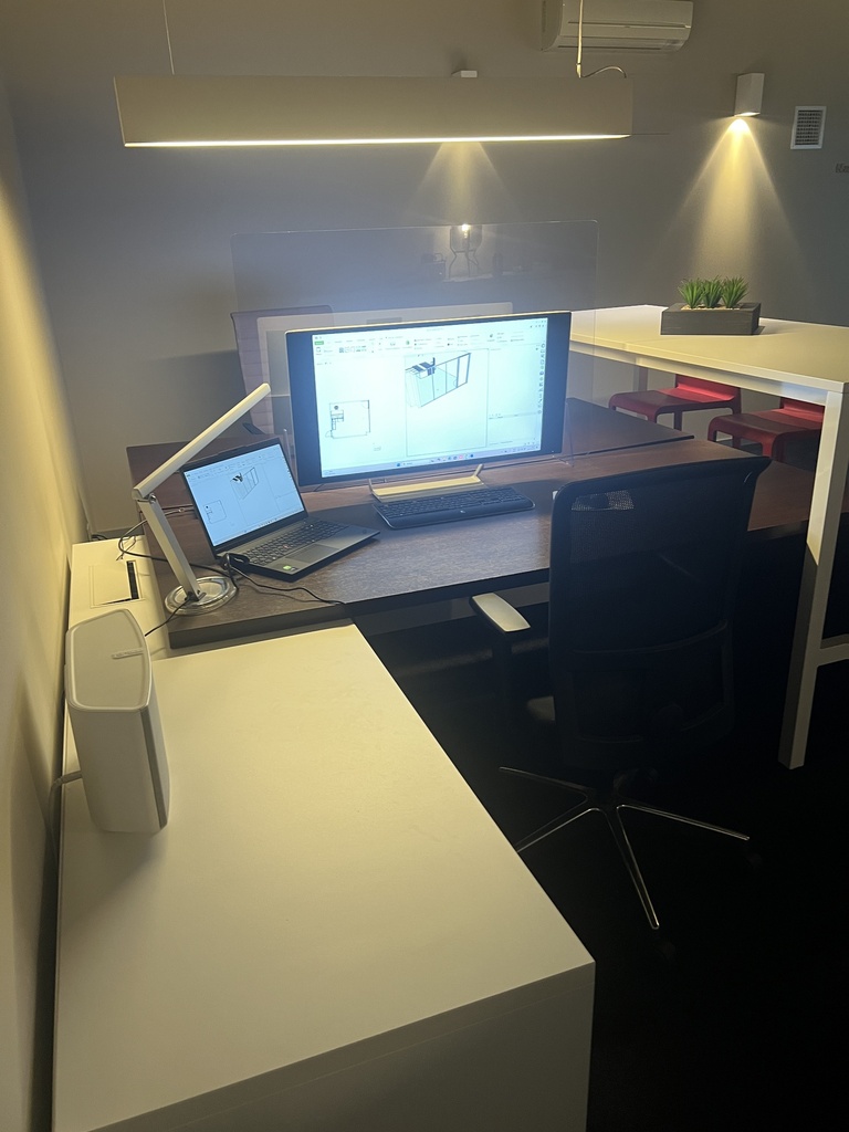 Dubbele bureau-opstelling met 2 bureaustoelen + statafel met 3 barstoelen