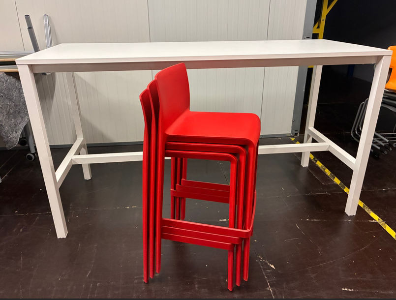 Statafel + 3 x Volt 76 hoog rood